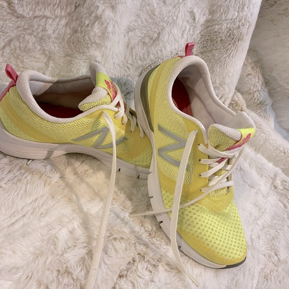 Women’s 7.5 New Balance sneakers. Very gently used. Washable sneakers.